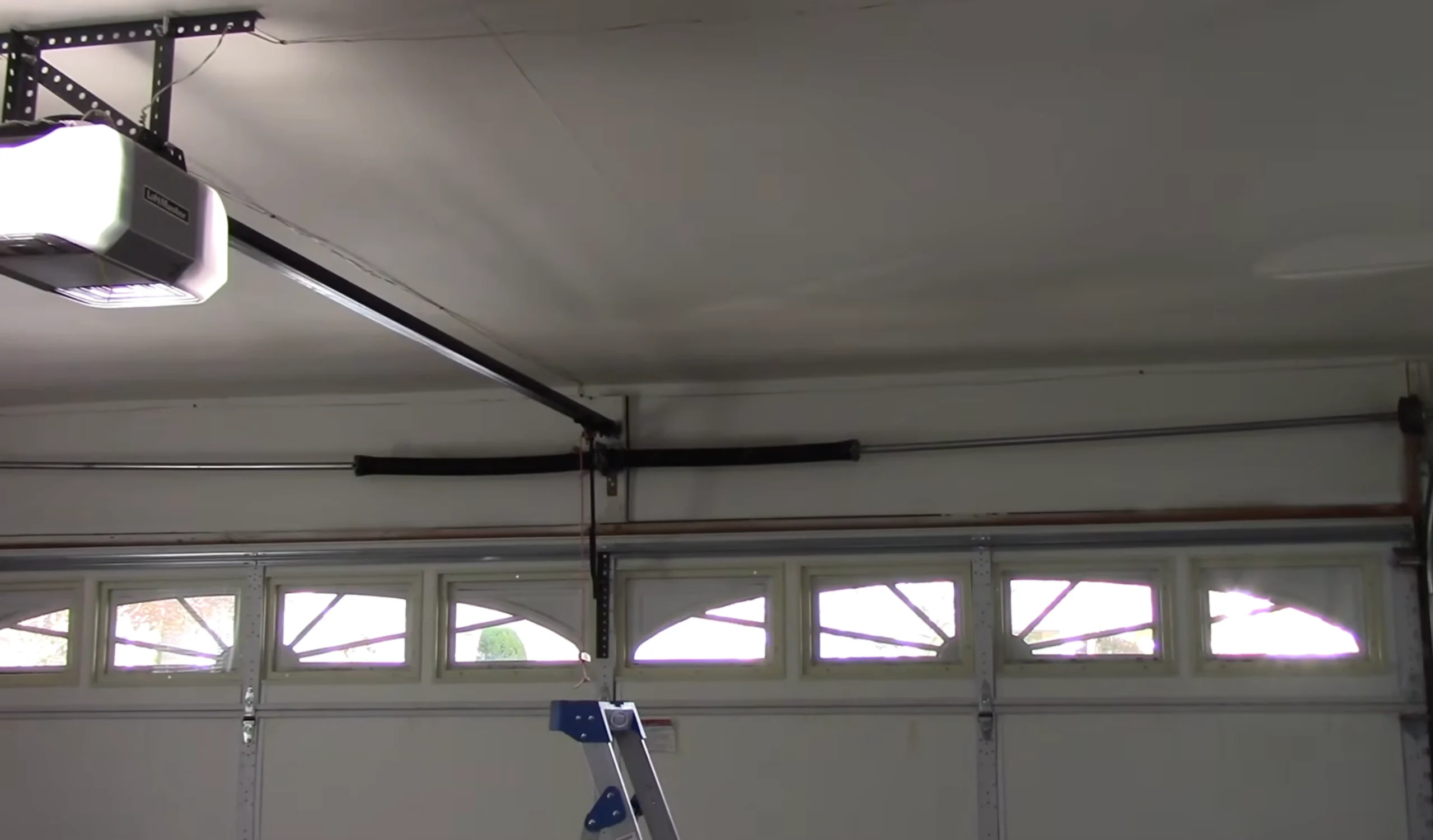 Professional garage door repair service Miami Gardens FL